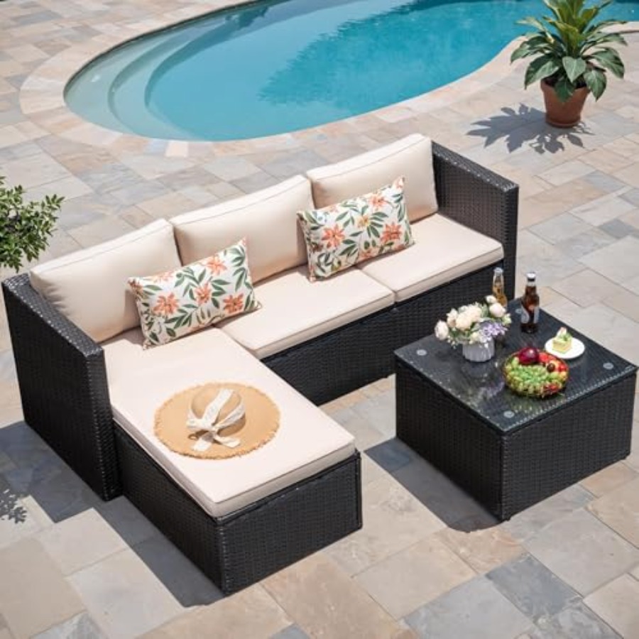 Outdoor Furniture Plus - ชุดเฟอร์นิเจอร์สำหรับลานกลางแจ้ง: โซฟาแบบแยกส่วนทำจากหวายสีเบจพร้อมที่นั่งปรับระดับได้และเบาะนุ่ม พร้อมโต๊ะกาแฟสำหรับคุณ